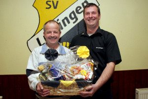 Der SV Luttingen ernannte an der Hauptversammlung Hubert Eschbach (links) zum Ehrenmitglied. Vorstand Ralf Eschbach (rechts) gratulierte. Bild: Charlotte Fröse